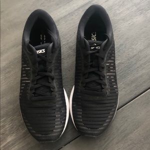 Men’s ASICS Black Dyna Flyte2  running sneakers